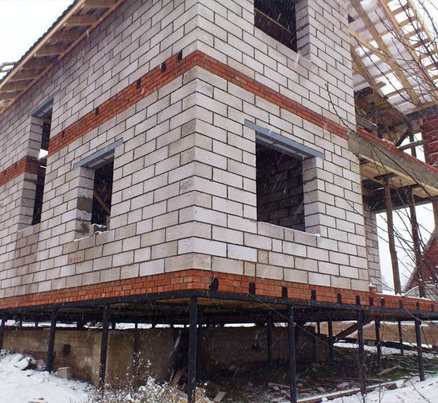Монтаж свайно-винтового фундамента под дом из пеноблока в Шатуре